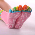 Benutzerdefinierte bunte Frauen Baumwolle Anti Slip 5 Zehen Yoga Grip Socken Pilates Socken Großhandel